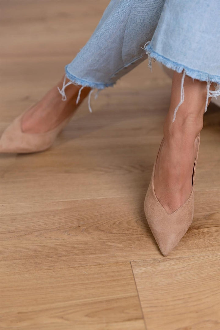 BOGLÁRKA | PANTOFI SLINGBACK NUDE CU TOC SUBȚIRE ȘI TEXTURĂ CATIFELATĂ